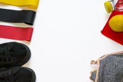 Αθλητική σύνθεση των ζωηρόχρωμων ελαστικών αποσυμπιεστών ζωνών, πάνινα παπούτσια, λεμόνι, πετσέτα, στηθόδεσμος στο άσπρο υπόβαθρο στοκ φωτογραφίες με δικαίωμα ελεύθερης χρήσης Αθλητική σύνθεση των ζωηρόχρωμων ελαστικών αποσυμπιεστών ζωνών, πάνινα παπούτσια, λεμόνι, πετσέτα, στηθόδεσμος στο άσπρο υπόβαθρο στοκ φωτογραφίες με δικαίωμα ελεύθερης χρήσης