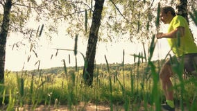 Αθλητικός τύπος που τρέχει κατά μήκος της αλέας πάρκων απόθεμα βίντεο Αθλητικός τύπος που τρέχει κατά μήκος της αλέας πάρκων απόθεμα βίντεο