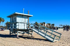 ΑΜΕΡΙΚΑΝΙΚΗ παραλία και πύργος Lifeguard στη Σάντα Μόνικα, Καλιφόρνια στοκ φωτογραφία με δικαίωμα ελεύθερης χρήσης ΑΜΕΡΙΚΑΝΙΚΗ παραλία και πύργος Lifeguard στη Σάντα Μόνικα, Καλιφόρνια στοκ φωτογραφία με δικαίωμα ελεύθερης χρήσης