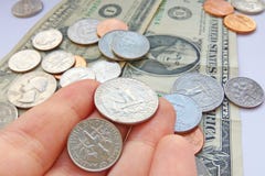Αμερικανικό τέταρτο, νομίσματα δεκαρών υπό εξέταση στο αμερικανικό υπόβαθρο δολαρίων στοκ φωτογραφία Αμερικανικό τέταρτο, νομίσματα δεκαρών υπό εξέταση στο αμερικανικό υπόβαθρο δολαρίων στοκ φωτογραφία