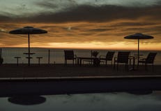 Ανατολή μακριά από την πισίνα με τα χρυσά σύννεφα πρωινού στοκ εικόνες Ανατολή μακριά από την πισίνα με τα χρυσά σύννεφα πρωινού στοκ εικόνες