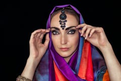 Ανατολική γυναίκα στο burqa με τα κοσμήματα σε ένα μαύρο υπόβαθρο στοκ φωτογραφία Ανατολική γυναίκα στο burqa με τα κοσμήματα σε ένα μαύρο υπόβαθρο στοκ φωτογραφία
