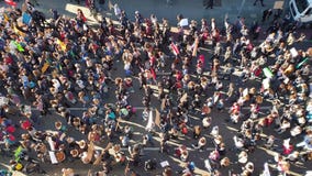 Αννόβερο, Γερμανία - 15 Φεβρουαρίου 2019: Χιλιάδες σπουδαστές καταδεικνύουν στο Αννόβερο ενάντια στην προστασία κλίματος απόθεμα βίντεο Αννόβερο, Γερμανία - 15 Φεβρουαρίου 2019: Χιλιάδες σπουδαστές καταδεικνύουν στο Αννόβερο ενάντια στην προστασία κλίματος απόθεμα βίντεο
