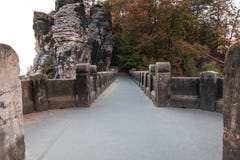 Ανώτερη πορεία της γέφυρας Bastei με τα δέντρα και του σχηματισμού βράχου στη διάθεση φθινοπώρου στοκ φωτογραφίες με δικαίωμα ελεύθερης χρήσης Ανώτερη πορεία της γέφυρας Bastei με τα δέντρα και του σχηματισμού βράχου στη διάθεση φθινοπώρου στοκ φωτογραφίες με δικαίωμα ελεύθερης χρήσης