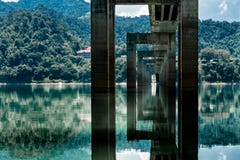 Αντανακλάσεις κάτω από μια γέφυρα στη Μαλαισία στοκ εικόνα Αντανακλάσεις κάτω από μια γέφυρα στη Μαλαισία στοκ εικόνα