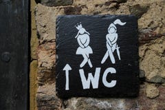 Αστείος άνδρας συμβόλων χώρων ανάπαυσης WC που προσπαθεί να εξετάσει τη γυναίκα στην τουαλέτα στοκ εικόνα με δικαίωμα ελεύθερης χρήσης Αστείος άνδρας συμβόλων χώρων ανάπαυσης WC που προσπαθεί να εξετάσει τη γυναίκα στην τουαλέτα στοκ εικόνα με δικαίωμα ελεύθερης χρήσης
