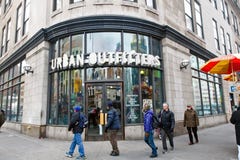 Αστικά Outfitters αποθηκεύουν στοκ φωτογραφία με δικαίωμα ελεύθερης χρήσης Αστικά Outfitters αποθηκεύουν στοκ φωτογραφία με δικαίωμα ελεύθερης χρήσης