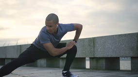 Αφρικανικό jogger που θερμαίνει για την έντονη καρδιο κατάρτιση φιλμ μικρού μήκους Αφρικανικό jogger που θερμαίνει για την έντονη καρδιο κατάρτιση φιλμ μικρού μήκους