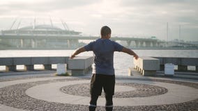 Αφρικανικός απομονωμένος δρομέας που κάνει το σπάσιμο στην καρδιο άσκηση στο αστικό ανάχωμα απόθεμα βίντεο Αφρικανικός απομονωμένος δρομέας που κάνει το σπάσιμο στην καρδιο άσκηση στο αστικό ανάχωμα απόθεμα βίντεο