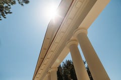 Από κάτω προς τα επάνω άποψη της όμορφης αψίδας στον ηλιόλουστο καιρό με το έντονο φως ήλιων στοκ φωτογραφίες με δικαίωμα ελεύθερης χρήσης Από κάτω προς τα επάνω άποψη της όμορφης αψίδας στον ηλιόλουστο καιρό με το έντονο φως ήλιων στοκ φωτογραφίες με δικαίωμα ελεύθερης χρήσης