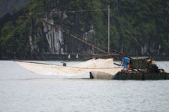 Βάρκα ψαράδων στο θαυμάσιο τοπίο του μακριού κόλπου εκταρίου, Βιετνάμ στοκ εικόνες Βάρκα ψαράδων στο θαυμάσιο τοπίο του μακριού κόλπου εκταρίου, Βιετνάμ στοκ εικόνες