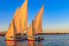 Βάρκες Felucca που πλέουν με τον ποταμό του Νείλου σε Luxor, Αίγυπτος Παραδοσιακές αιγυπτιακές πλέοντας βάρκες στοκ εικόνα με δικαίωμα ελεύθερης χρήσης Βάρκες Felucca που πλέουν με τον ποταμό του Νείλου σε Luxor, Αίγυπτος Παραδοσιακές αιγυπτιακές πλέοντας βάρκες στοκ εικόνα με δικαίωμα ελεύθερης χρήσης