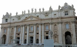 Βασιλική Αγίου Peter και το άγαλμα του Saint-Paul σε Βατικανό cit στοκ φωτογραφία με δικαίωμα ελεύθερης χρήσης Βασιλική Αγίου Peter και το άγαλμα του Saint-Paul σε Βατικανό cit στοκ φωτογραφία με δικαίωμα ελεύθερης χρήσης