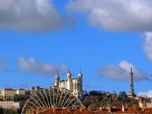 Βασιλική της Notre-Dame de Fourviere με τη ρόδα Ferris και μεταλλικός πύργος Fourviere στην κορυφή του λόφου στη Λυών, Γαλλία στοκ φωτογραφίες Βασιλική της Notre-Dame de Fourviere με τη ρόδα Ferris και μεταλλικός πύργος Fourviere στην κορυφή του λόφου στη Λυών, Γαλλία στοκ φωτογραφίες