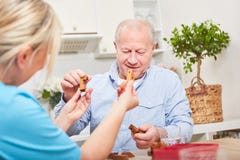 Βοήθεια Eldcare με το ανώτερο άτομο στοκ εικόνες Βοήθεια Eldcare με το ανώτερο άτομο στοκ εικόνες