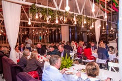 Βόλγκογκραντ, Ρωσία - το Φεβρουάριο του 2019: Πολλοί άνθρωποι δειπνούν στο εστιατόριο bright light στοκ εικόνες Βόλγκογκραντ, Ρωσία - το Φεβρουάριο του 2019: Πολλοί άνθρωποι δειπνούν στο εστιατόριο bright light στοκ εικόνες