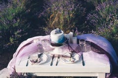 Γαμήλιος πίνακας με το κέικ, lavender και τα κεριά στοκ φωτογραφία με δικαίωμα ελεύθερης χρήσης Γαμήλιος πίνακας με το κέικ, lavender και τα κεριά στοκ φωτογραφία με δικαίωμα ελεύθερης χρήσης