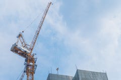 Γερανός πύργων με τον ουρανό, κίτρινο υψηλό κτήριο γερανών οικοδόμησης στοκ εικόνα Γερανός πύργων με τον ουρανό, κίτρινο υψηλό κτήριο γερανών οικοδόμησης στοκ εικόνα
