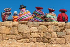 Γηγενείς Quechua γυναίκες σε Chinchero, Περού στοκ εικόνα με δικαίωμα ελεύθερης χρήσης Γηγενείς Quechua γυναίκες σε Chinchero, Περού στοκ εικόνα με δικαίωμα ελεύθερης χρήσης