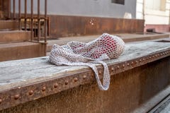 Γκρίζα τσάντα σειράς με τα κόκκινα πλέκοντας κουβάρια στον παλαιό ξύλινο πάγκο στοκ εικόνες Γκρίζα τσάντα σειράς με τα κόκκινα πλέκοντας κουβάρια στον παλαιό ξύλινο πάγκο στοκ εικόνες
