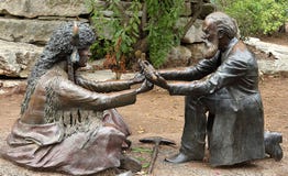 Γλυπτό Συνθήκης meusebach-Comanche σε Fredericksburg στοκ εικόνες με δικαίωμα ελεύθερης χρήσης Γλυπτό Συνθήκης meusebach-Comanche σε Fredericksburg στοκ εικόνες με δικαίωμα ελεύθερης χρήσης