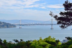 Γέφυρα κόλπων από τον πύργο Coit στο Σαν Φρανσίσκο στοκ εικόνα Γέφυρα κόλπων από τον πύργο Coit στο Σαν Φρανσίσκο στοκ εικόνα