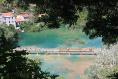 Γέφυρα πέρα από τον ποταμό Krka στην επιφύλαξη φύσης της Κροατίας στοκ εικόνα με δικαίωμα ελεύθερης χρήσης Γέφυρα πέρα από τον ποταμό Krka στην επιφύλαξη φύσης της Κροατίας στοκ εικόνα με δικαίωμα ελεύθερης χρήσης