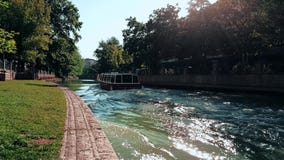 Γρήγορη κίνηση μιας βάρκας που περνά στον ποταμό Porsuk μια ηλιόλουστη ημέρα φιλμ μικρού μήκους Γρήγορη κίνηση μιας βάρκας που περνά στον ποταμό Porsuk μια ηλιόλουστη ημέρα φιλμ μικρού μήκους