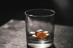 Γυαλί με τα γλυκά στον πίνακα για τα παιδιά και τους ενηλίκους στοκ εικόνες Γυαλί με τα γλυκά στον πίνακα για τα παιδιά και τους ενηλίκους στοκ εικόνες