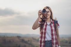 Γυναίκα τουριστών που παίρνει τη φωτογραφία με τη κάμερα της στη φύση στοκ φωτογραφίες Γυναίκα τουριστών που παίρνει τη φωτογραφία με τη κάμερα της στη φύση στοκ φωτογραφίες