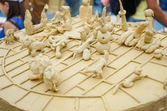 Ειδώλια plasticine παιδιών στην κύρια κατηγορία στη διαμόρφωση του plasticine στοκ εικόνες Ειδώλια plasticine παιδιών στην κύρια κατηγορία στη διαμόρφωση του plasticine στοκ εικόνες