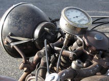 Εκλεκτής ποιότητας μοτοσικλέτα που στέκεται στο δρόμο Κινηματογράφηση σε πρώτο πλάνο του προβολέα και του ταχυμέτρου μοτοσικλετών στοκ φωτογραφία Εκλεκτής ποιότητας μοτοσικλέτα που στέκεται στο δρόμο Κινηματογράφηση σε πρώτο πλάνο του προβολέα και του ταχυμέτρου μοτοσικλετών στοκ φωτογραφία