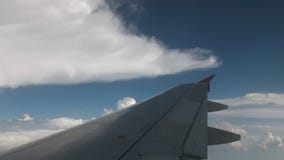 Ελιγμός των αεροσκαφών κατά τη διάρκεια της προσγείωσης Άποψη από το πιλοτήριο Στο πλαίσιο του φτερού και ρόδινα winglets Ενάντια απόθεμα βίντεο Ελιγμός των αεροσκαφών κατά τη διάρκεια της προσγείωσης Άποψη από το πιλοτήριο Στο πλαίσιο του φτερού και ρόδινα winglets Ενάντια απόθεμα βίντεο