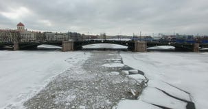 εναέρια όψη Πέταγμα κατά μήκος του ποταμού Neva στο χειμερινό συννεφιάζω κρύο καιρό Γέφυρα πέρα από τον ποταμό Πετρούπολη Το ύψος απόθεμα βίντεο εναέρια όψη Πέταγμα κατά μήκος του ποταμού Neva στο χειμερινό συννεφιάζω κρύο καιρό Γέφυρα πέρα από τον ποταμό Πετρούπολη Το ύψος απόθεμα βίντεο