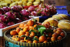 Εξωτικά φρούτα δράκων αγοράς φρούτων, μανταρίνι, papaya στοκ φωτογραφίες με δικαίωμα ελεύθερης χρήσης Εξωτικά φρούτα δράκων αγοράς φρούτων, μανταρίνι, papaya στοκ φωτογραφίες με δικαίωμα ελεύθερης χρήσης