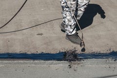 Εργαζόμενος που εγκαθιστά το φύλλο αλουμινίου πίσσας στη στέγη της οικοδόμησης Αδιάβροχο σύστημα με αερίου και πυρκαγιάς Πίσσα επ στοκ φωτογραφία με δικαίωμα ελεύθερης χρήσης Εργαζόμενος που εγκαθιστά το φύλλο αλουμινίου πίσσας στη στέγη της οικοδόμησης Αδιάβροχο σύστημα με αερίου και πυρκαγιάς Πίσσα επ στοκ φωτογραφία με δικαίωμα ελεύθερης χρήσης
