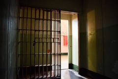 Εσωτερικό κενό κύτταρο φυλακών Alcatraz στοκ φωτογραφίες Εσωτερικό κενό κύτταρο φυλακών Alcatraz στοκ φωτογραφίες