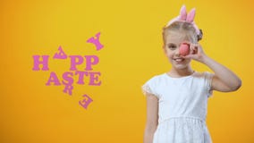 Ευτυχής επιγραφή Πάσχας, εύθυμο χρωματισμένο εκμετάλλευση αυγό κοριτσιών μπροστά από το μάτι της απόθεμα βίντεο Ευτυχής επιγραφή Πάσχας, εύθυμο χρωματισμένο εκμετάλλευση αυγό κοριτσιών μπροστά από το μάτι της απόθεμα βίντεο