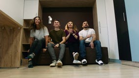 Ευτυχείς τέσσερις φίλοι άρχισαν να προσέχουν τη TV από κοινού Έννοια φιλίας και ψυχαγωγίας απόθεμα βίντεο Ευτυχείς τέσσερις φίλοι άρχισαν να προσέχουν τη TV από κοινού Έννοια φιλίας και ψυχαγωγίας απόθεμα βίντεο