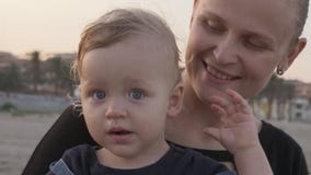 Ευχαριστημένος και φροντίζοντας mum από την κόρη μωρών υπαίθρια φιλμ μικρού μήκους Ευχαριστημένος και φροντίζοντας mum από την κόρη μωρών υπαίθρια φιλμ μικρού μήκους