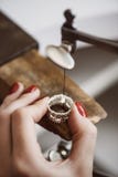 Επιδέξια εργασία Κλείστε επάνω ενός θηλυκού jeweler χεριού που λειτουργεί σε ένα δαχτυλίδι επαναταξινομώντας στον πάγκο εργασίας στοκ εικόνες με δικαίωμα ελεύθερης χρήσης Επιδέξια εργασία Κλείστε επάνω ενός θηλυκού jeweler χεριού που λειτουργεί σε ένα δαχτυλίδι επαναταξινομώντας στον πάγκο εργασίας στοκ εικόνες με δικαίωμα ελεύθερης χρήσης