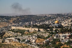Επισκόπηση του τοπίου της παλαιάς πόλης της Ιερουσαλήμ με τον καπνό πέρα από το διάστημα βουνών και αντιγράφων ανωτέρω στοκ εικόνες Επισκόπηση του τοπίου της παλαιάς πόλης της Ιερουσαλήμ με τον καπνό πέρα από το διάστημα βουνών και αντιγράφων ανωτέρω στοκ εικόνες