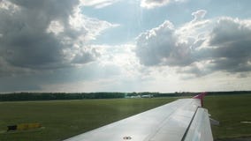 Επιτυχής προσγείωση των αεροσκαφών στο διεθνή αερολιμένα στο διάδρομο καπνός από κάτω από τις ρόδες από να αγγίξει απόθεμα βίντεο Επιτυχής προσγείωση των αεροσκαφών στο διεθνή αερολιμένα στο διάδρομο καπνός από κάτω από τις ρόδες από να αγγίξει απόθεμα βίντεο