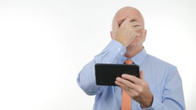 Επιχειρηματίας Gesturing νευρικό και δυστυχισμένο μετά από να διαβάσει το κακό μήνυμα στον πίνακα στοκ εικόνα με δικαίωμα ελεύθερης χρήσης Επιχειρηματίας Gesturing νευρικό και δυστυχισμένο μετά από να διαβάσει το κακό μήνυμα στον πίνακα στοκ εικόνα με δικαίωμα ελεύθερης χρήσης