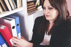 Επιχειρηματίας που παίρνει τους συνδέσμους στοκ φωτογραφίες Επιχειρηματίας που παίρνει τους συνδέσμους στοκ φωτογραφίες