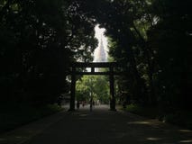Η άποψη NTT Docomo Yoyogi μέσω του α φυσικά από τα δέντρα δημιούργησε το πλαίσιο στο Τόκιο, Ιαπωνία στοκ φωτογραφίες με δικαίωμα ελεύθερης χρήσης Η άποψη NTT Docomo Yoyogi μέσω του α φυσικά από τα δέντρα δημιούργησε το πλαίσιο στο Τόκιο, Ιαπωνία στοκ φωτογραφίες με δικαίωμα ελεύθερης χρήσης