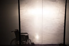 Η αναπηρική καρέκλα σκιαγραφιών υποστηρίζει το επίκεντρο λευκού και θαμπάδων σκηνής στο θέατρο στοκ εικόνες με δικαίωμα ελεύθερης χρήσης Η αναπηρική καρέκλα σκιαγραφιών υποστηρίζει το επίκεντρο λευκού και θαμπάδων σκηνής στο θέατρο στοκ εικόνες με δικαίωμα ελεύθερης χρήσης