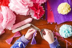 Η γυναίκα συμμετέχει στη ραπτική στοκ εικόνα με δικαίωμα ελεύθερης χρήσης Η γυναίκα συμμετέχει στη ραπτική στοκ εικόνα με δικαίωμα ελεύθερης χρήσης
