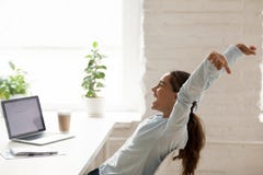 Η εύθυμη τεντώνοντας αύξηση γυναικών δίνει επάνω στο κάθισμα στον εργασιακό χώρο στοκ φωτογραφία Η εύθυμη τεντώνοντας αύξηση γυναικών δίνει επάνω στο κάθισμα στον εργασιακό χώρο στοκ φωτογραφία