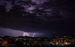 Η ερχόμενη θύελλα φωτίζει την πόλη στοκ εικόνες Η ερχόμενη θύελλα φωτίζει την πόλη στοκ εικόνες